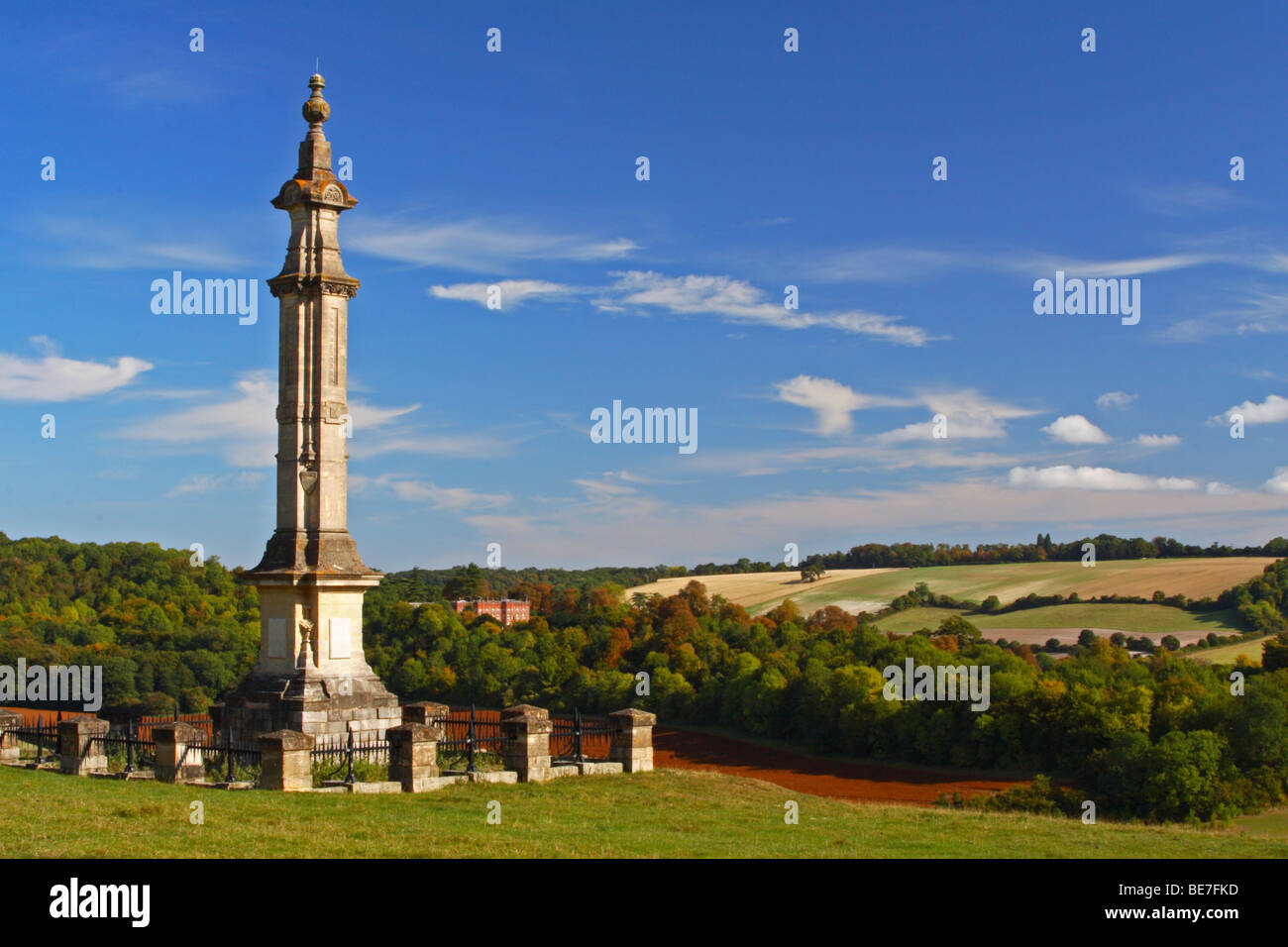 Disraeli monumento di Edward Buckton Agnello con Hughenden Manor in background, High Wycombe, Buckinghamshire, Regno Unito Foto Stock