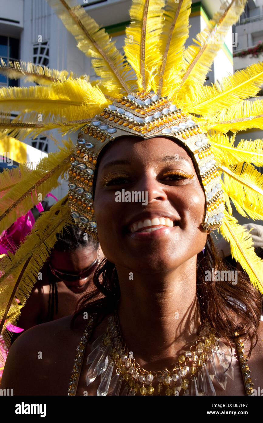 La gente ballare vestite per il carnevale a Trinidad Tobago Foto Stock