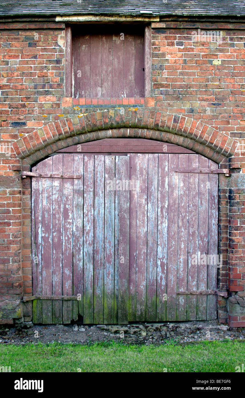 Vecchia fattoria edificio con porta di legno in Inghilterra , REGNO UNITO Foto Stock