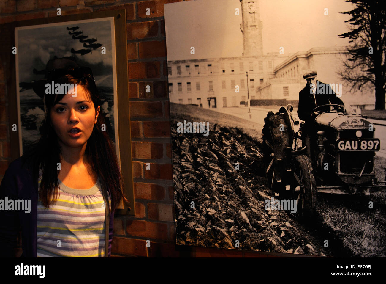 Un giovane visitatore ai tini di filtrazione cantiere Museo di Nottingham Foto Stock