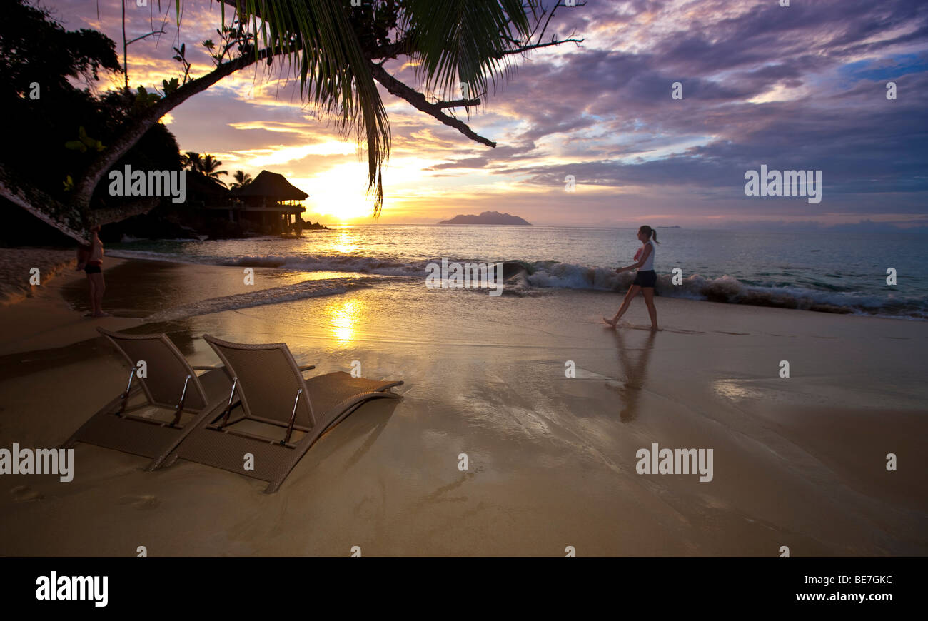 Tramonto vicino Glacis, Sunset Beach Hotel, Isola di Mahe, Seychelles, Oceano indiano, Africa Foto Stock