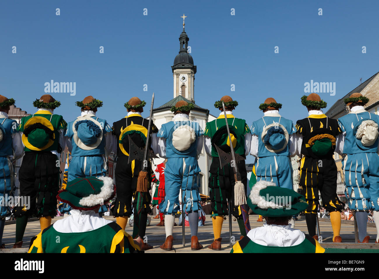 Storico di danza spada, Georgiritt, George's Ride, lunedì di Pasqua processione, Town Square con chiesa parrocchiale di Traunstein, Chiemg Foto Stock