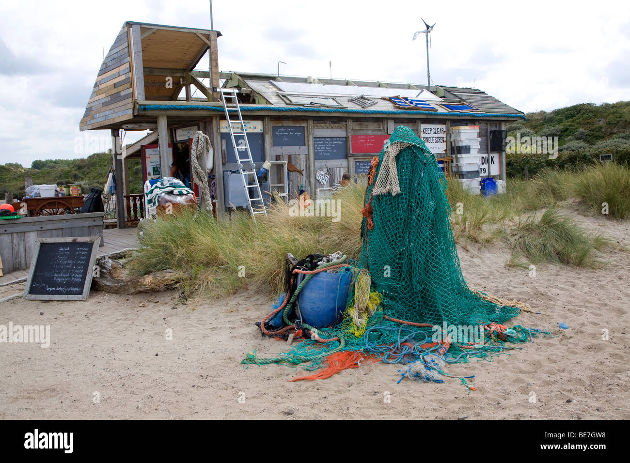 Shack la vendita del pesce in dune di sabbia vicino a Kijkduin, Scheveningen, Olanda Foto Stock