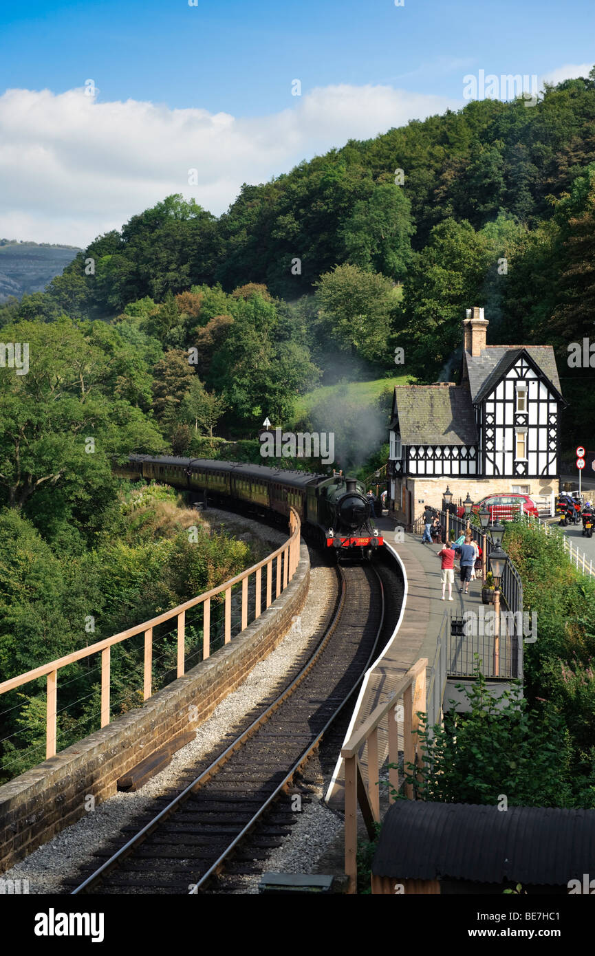 GWR treno a vapore sul restaurato Llangollen Railway heritage linea turistica a Berwyn stazione per le Dee Valley North Wales UK Foto Stock