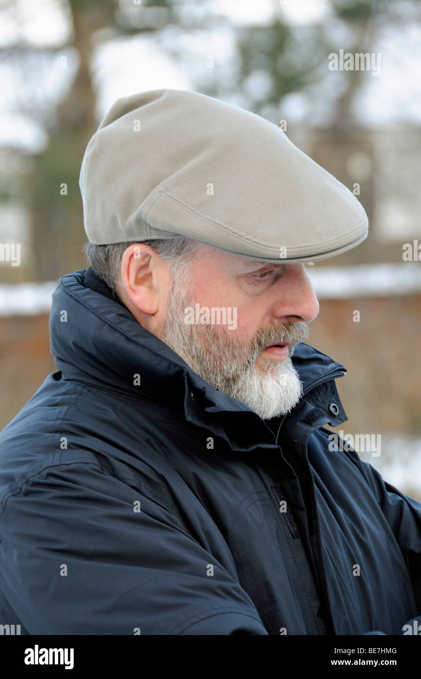 Uomo Barbuto con cappello Barbour avvolto contro il freddo Foto stock -  Alamy