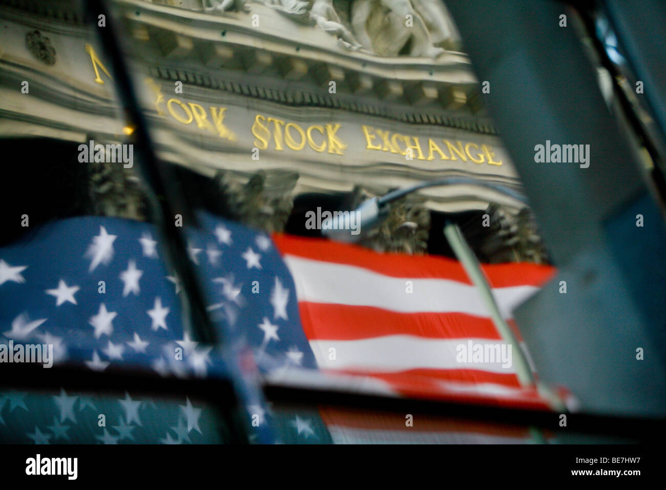 Vista riflessa della Borsa di New York decorato con una bandiera degli Stati Uniti d'America nei pressi di Wall Street a New York Foto Stock