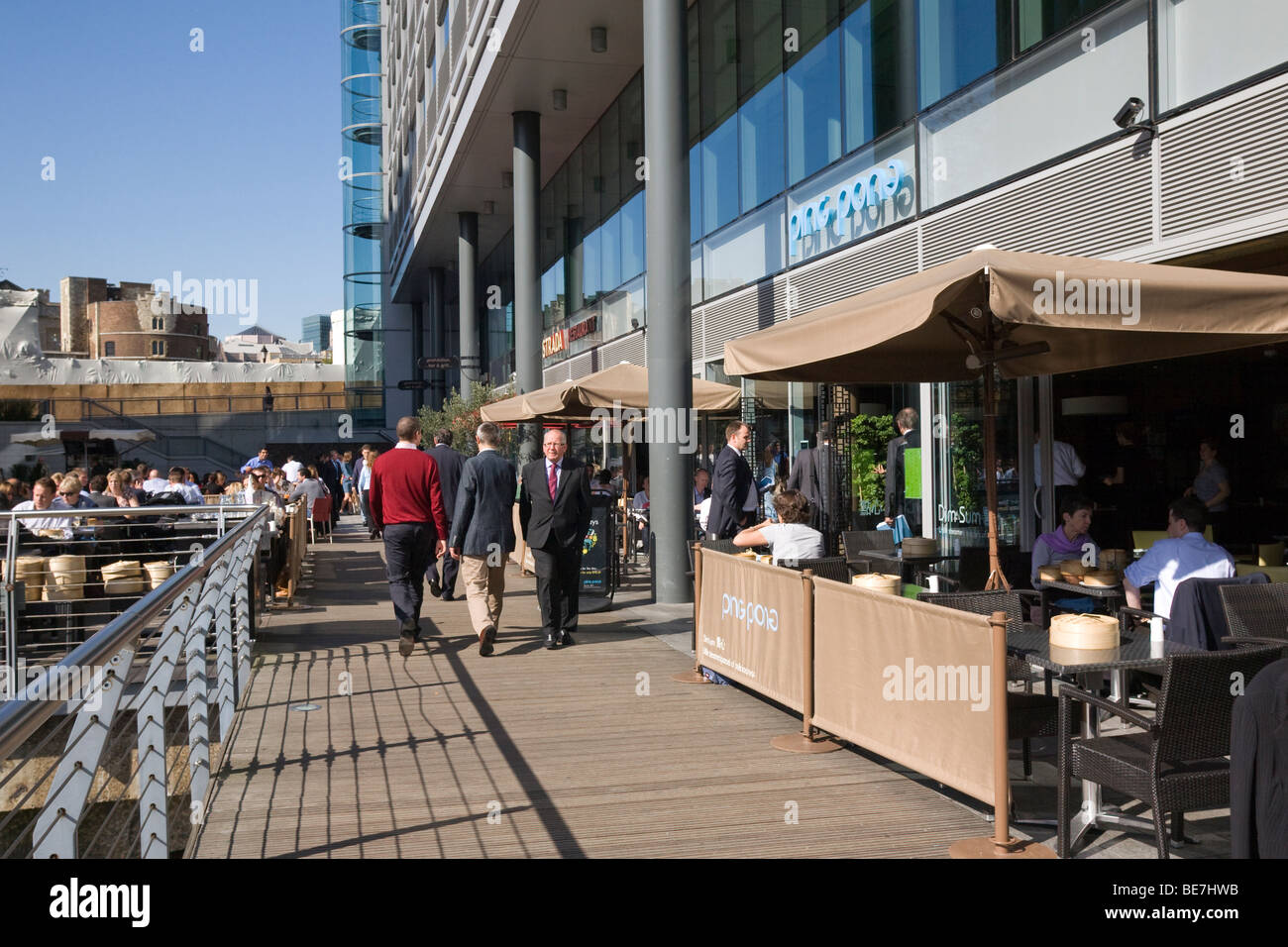 St Katharine Dock, Londra cene alfresco pranzo Pranzo Foto Stock