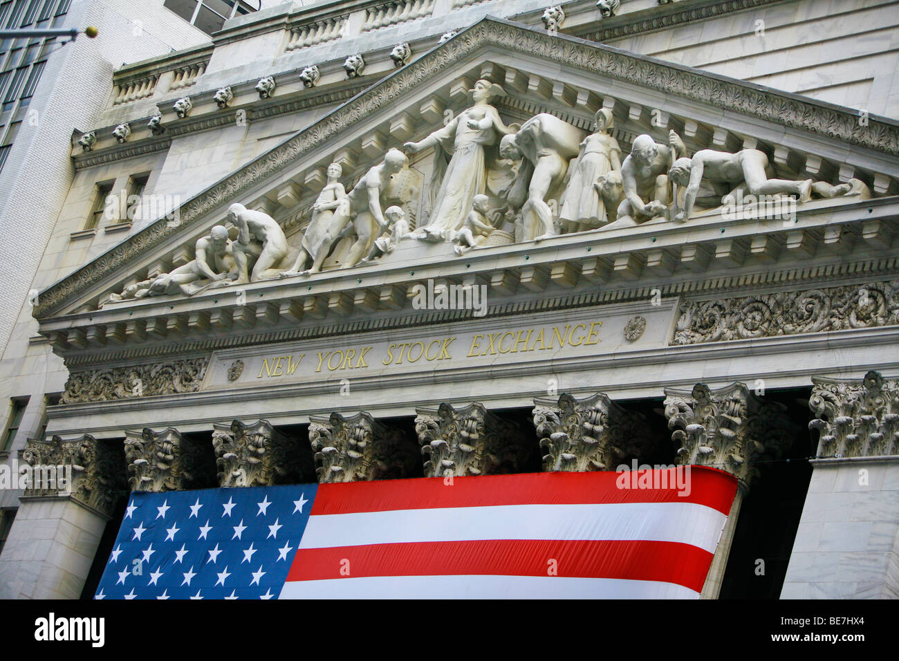 Vista della Borsa di New York decorato con una bandiera degli Stati Uniti d'America nei pressi di Wall Street a New York Foto Stock