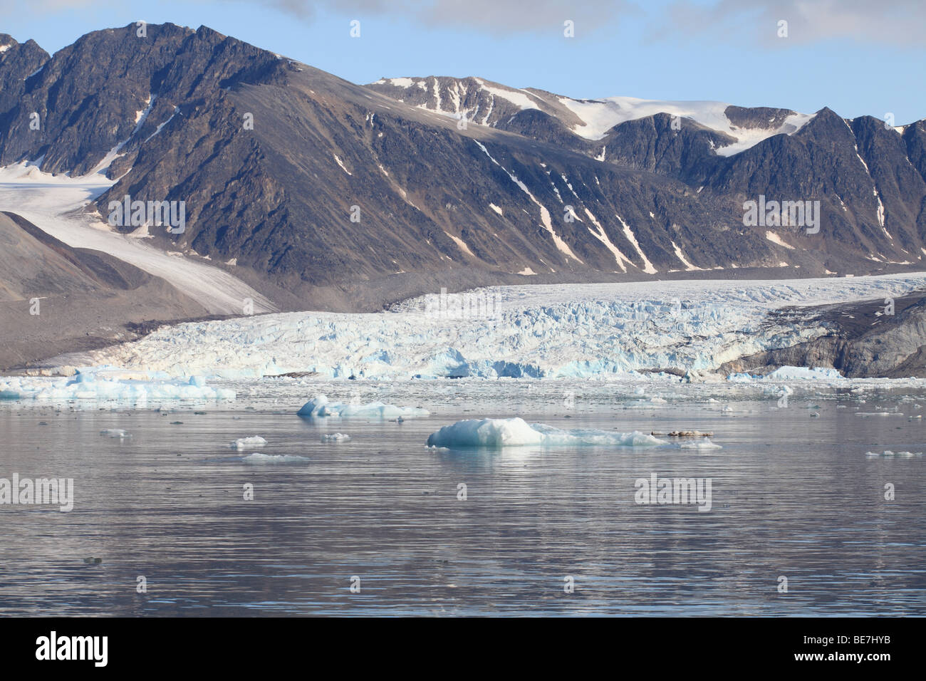 Fusione di ghiaccio del ghiacciaio galleggiante nel fiordo Kongs Svalbard Foto Stock