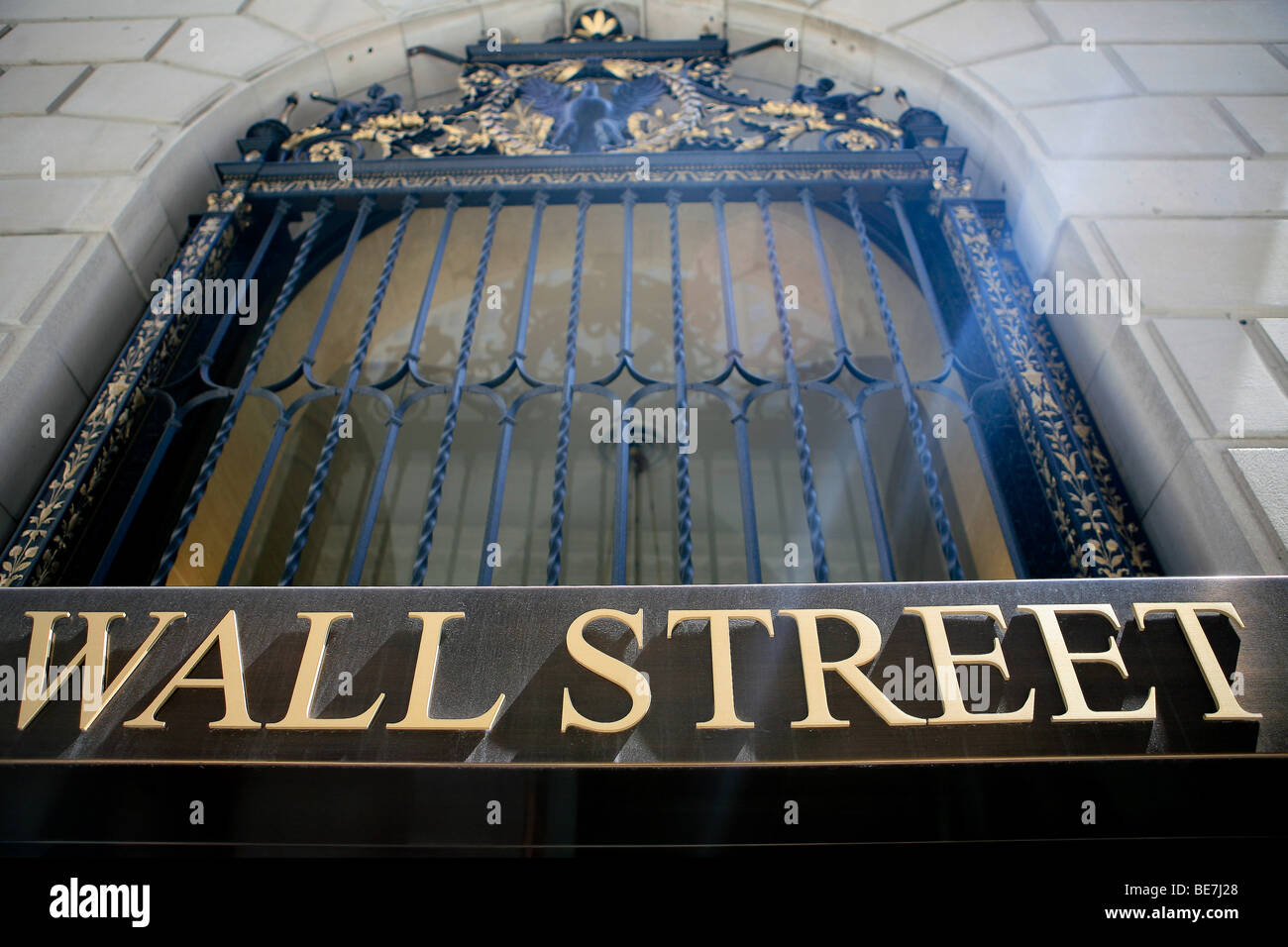 Wall street segno nel quartiere finanziario area del centro cittadino di Manhattan a New York City, Stati Uniti. Foto Stock