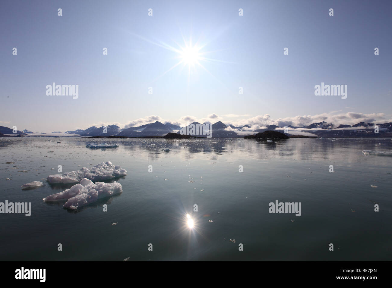 Fusione di ghiaccio del ghiacciaio galleggiante nel fiordo Kongs Svalbard Foto Stock