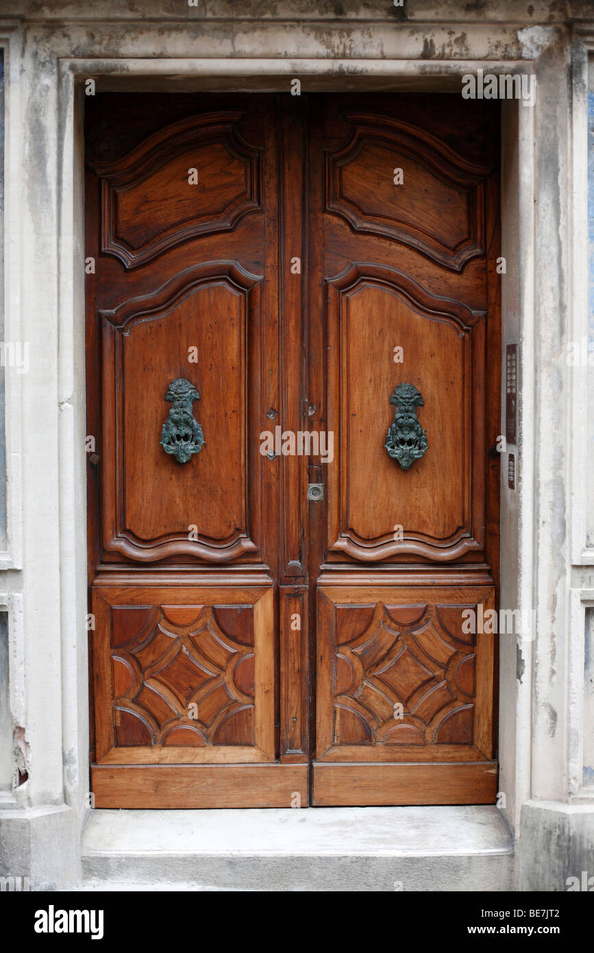 Porte ornate a Saint-Tropez nella regione del Var del sud della Francia Foto Stock