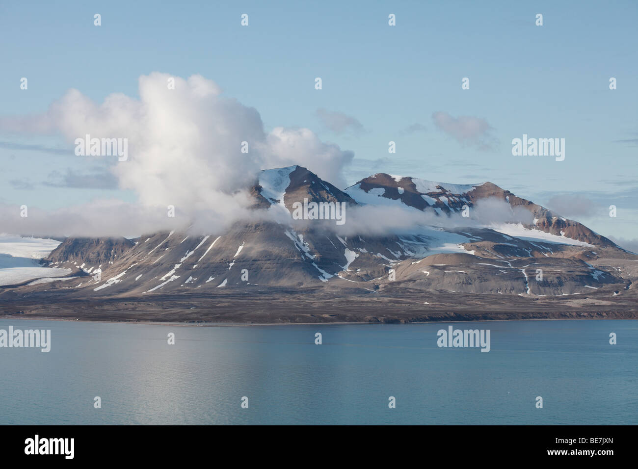 Ny Alesund nel fiordo Kongs Svalbard Foto Stock