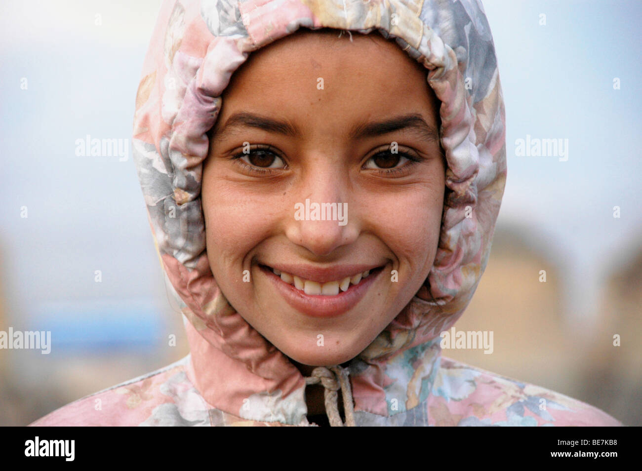 Un ritratto di una giovane, povera ragazza afghana tenuto nella periferia di Kabul, Afghanistan. Foto Stock