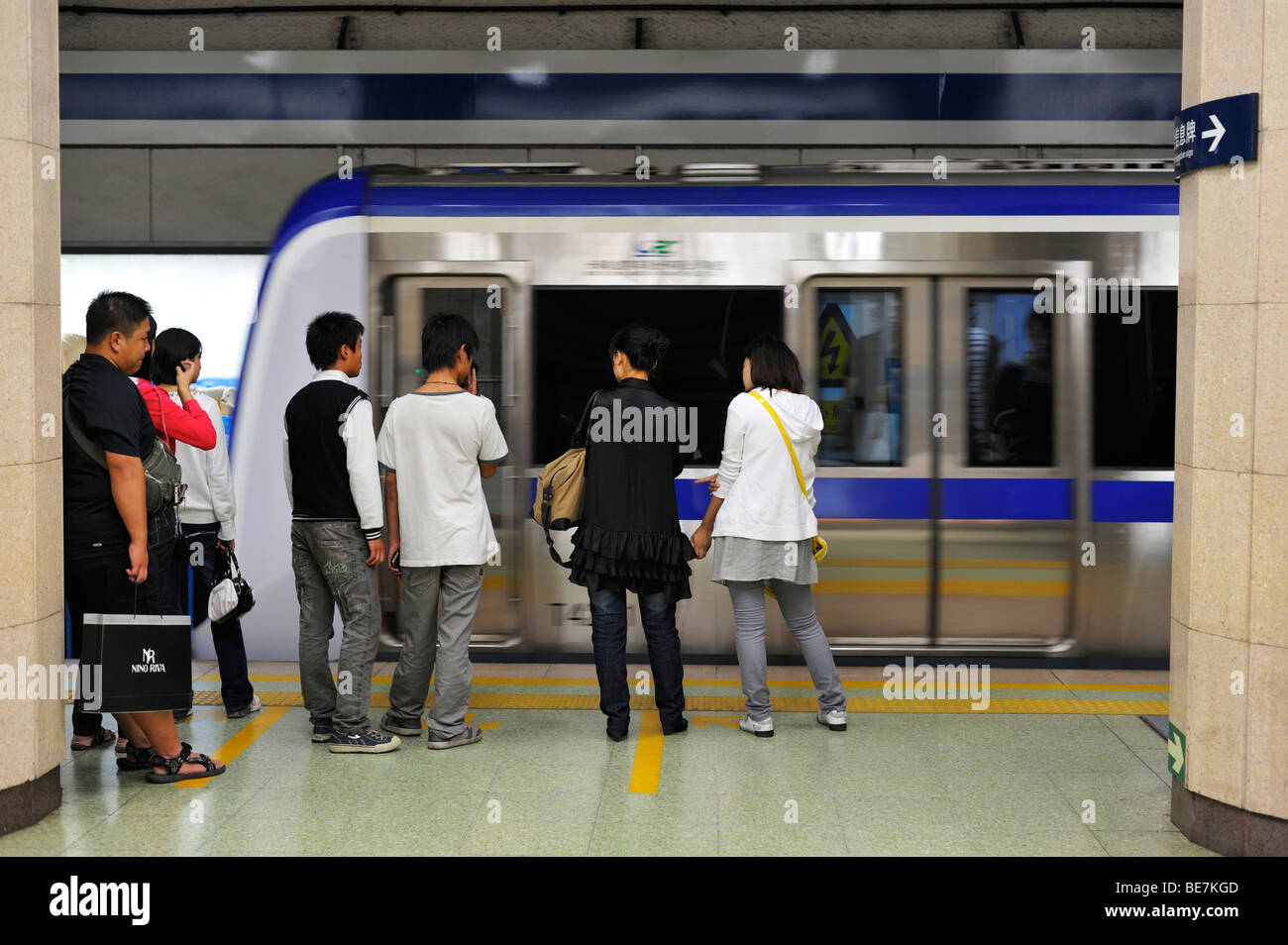 I passeggeri in attesa per l arrivo di un treno della metropolitana, Pechino CN Foto Stock