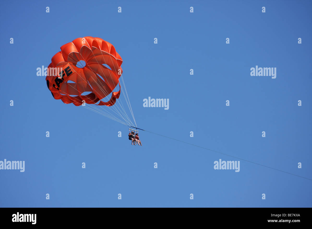Parapendio a Fig Tree Bay, Protaras, Cipro. Il parapendio è uno dei numerosi sport acquatici popolare qui. Foto Stock