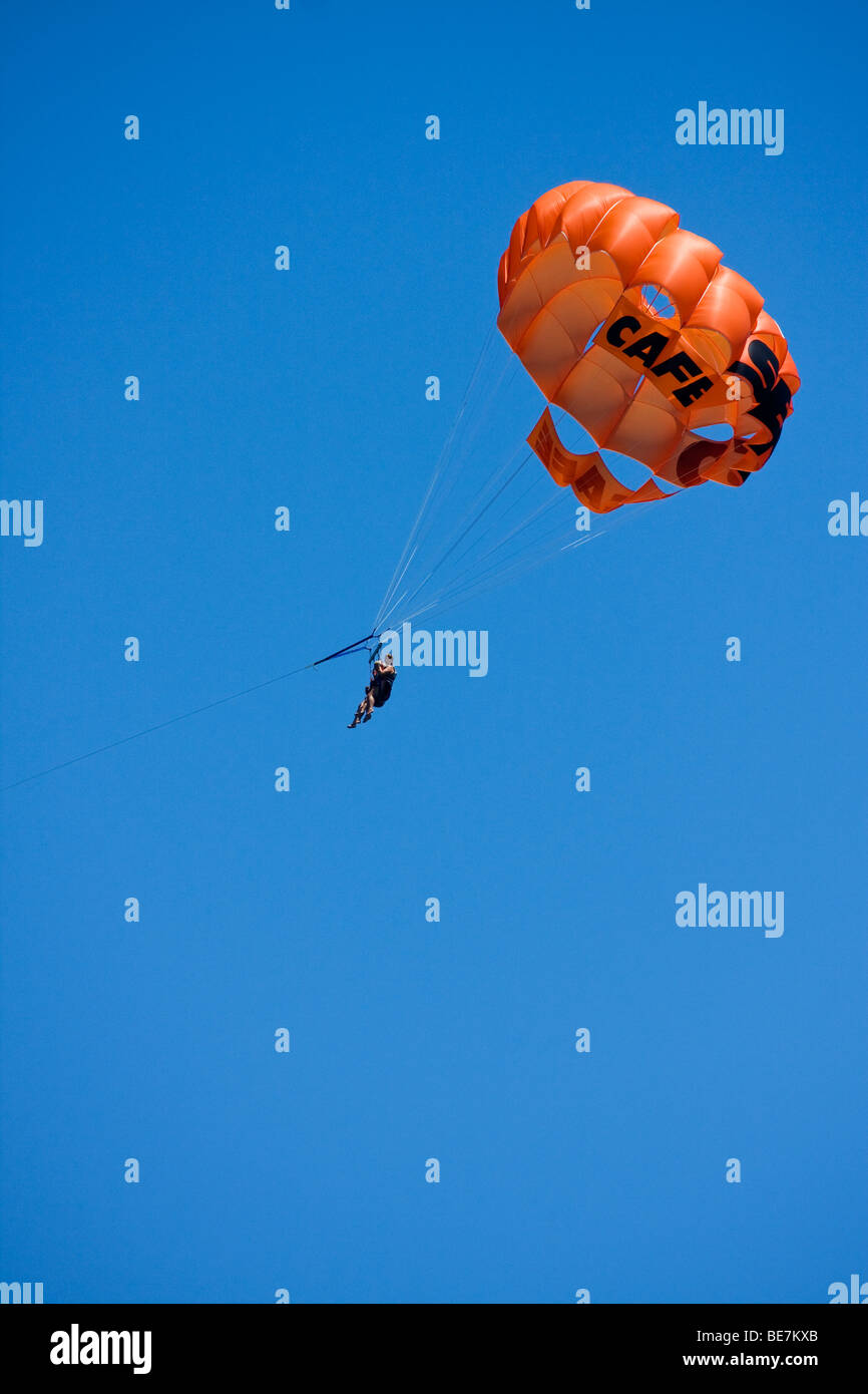 Parapendio a Fig Tree Bay, Protaras, Cipro. Il parapendio è uno dei numerosi sport acquatici popolare qui. Foto Stock