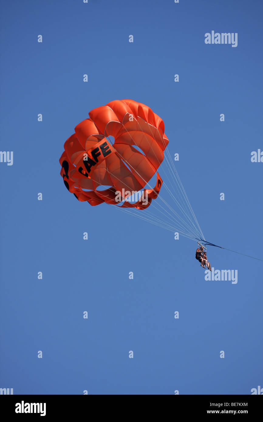 Parapendio a Fig Tree Bay, Protaras, Cipro. Il parapendio è uno dei numerosi sport acquatici popolare qui. Foto Stock