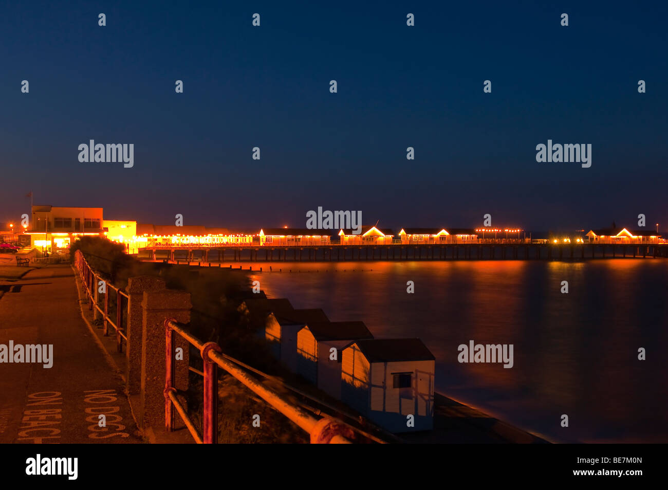 Southwold Pier di notte in Southwold , Suffolk , Regno Unito Foto Stock