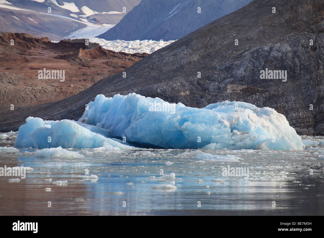 La riflessione sul ghiacciaio artico ghiaccio in fusione KongsFjorden Svalbard Foto Stock