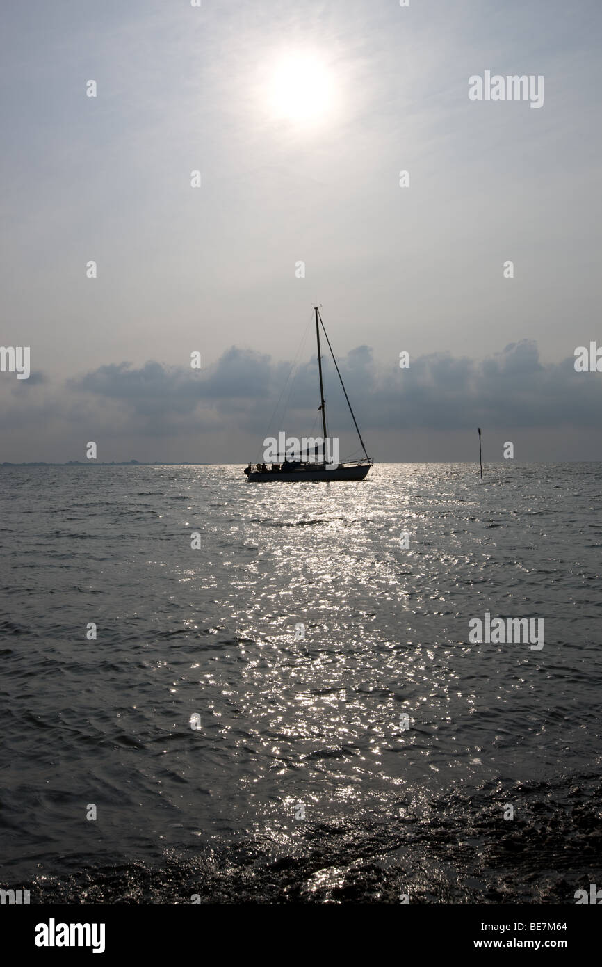 Piccola nave a vela nel mare del Nord vicino a Husum, Germania Foto Stock