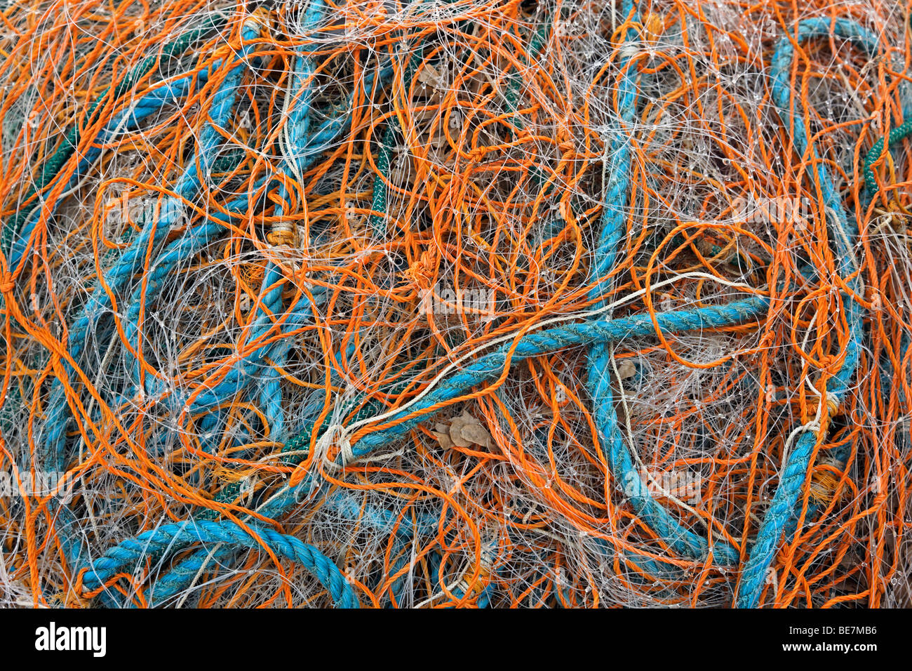 Aggrovigliato reti da pesca sulla spiaggia di Hastings Foto Stock