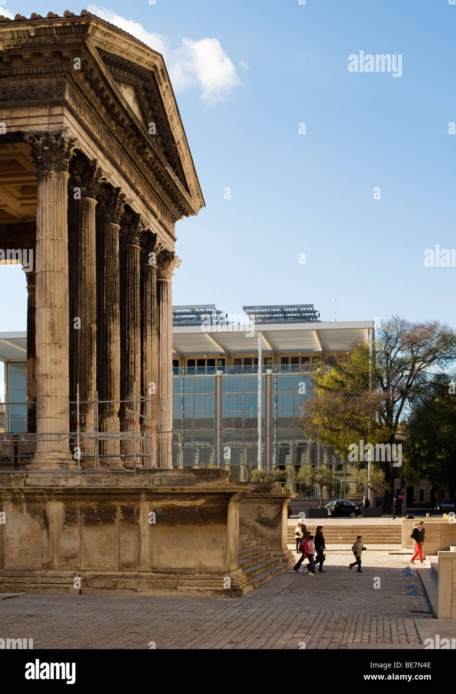 Maison Carree, un antico tempio romano, a Nimes, Francia. Dietro è il Musée Carré d'arte, progettato da Norman Foster. Foto Stock