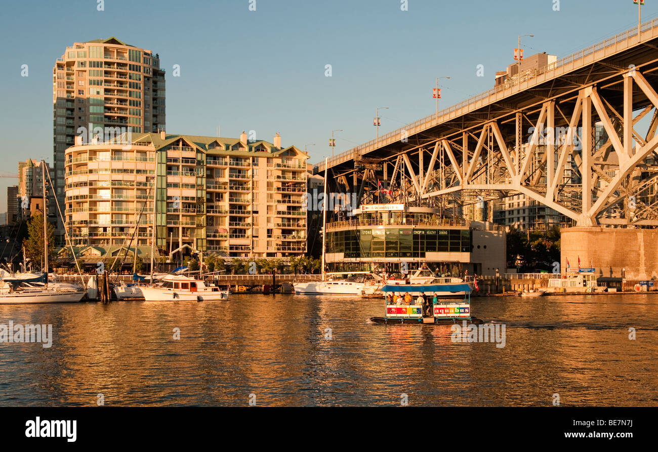 Vista di False Creek, Granville Bridge e il centro di Vancouver, Canada, dall'Isola di Granville. Il traghetto passa. Foto Stock