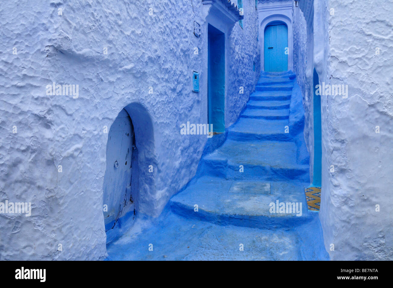 Il Marocco; Chefchaouen; Blu portali e passaggi nella Medina Foto Stock