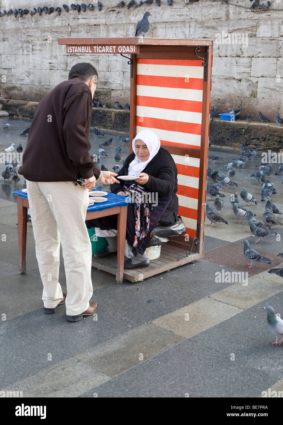 Senior donna vendita di sementi di uccelli Istanbul Foto Stock