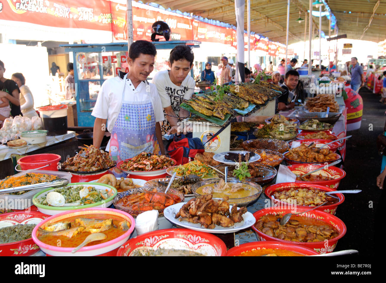 Street food court jambi sumatra indonesia Foto Stock