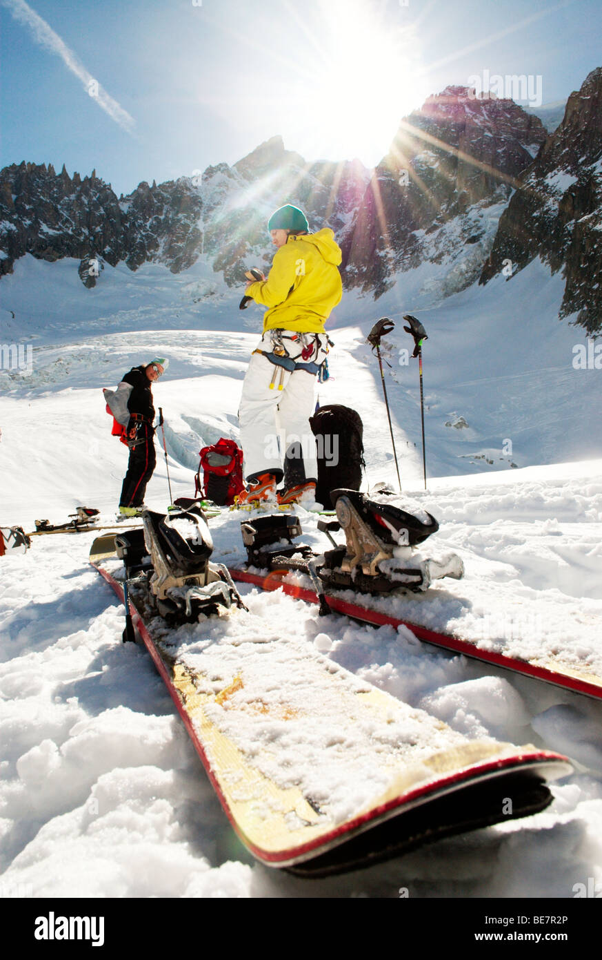 Ski tourer in pausa la regolazione marcia a Salle Manger su Vallee Blanche, Chamonix, Francia Foto Stock