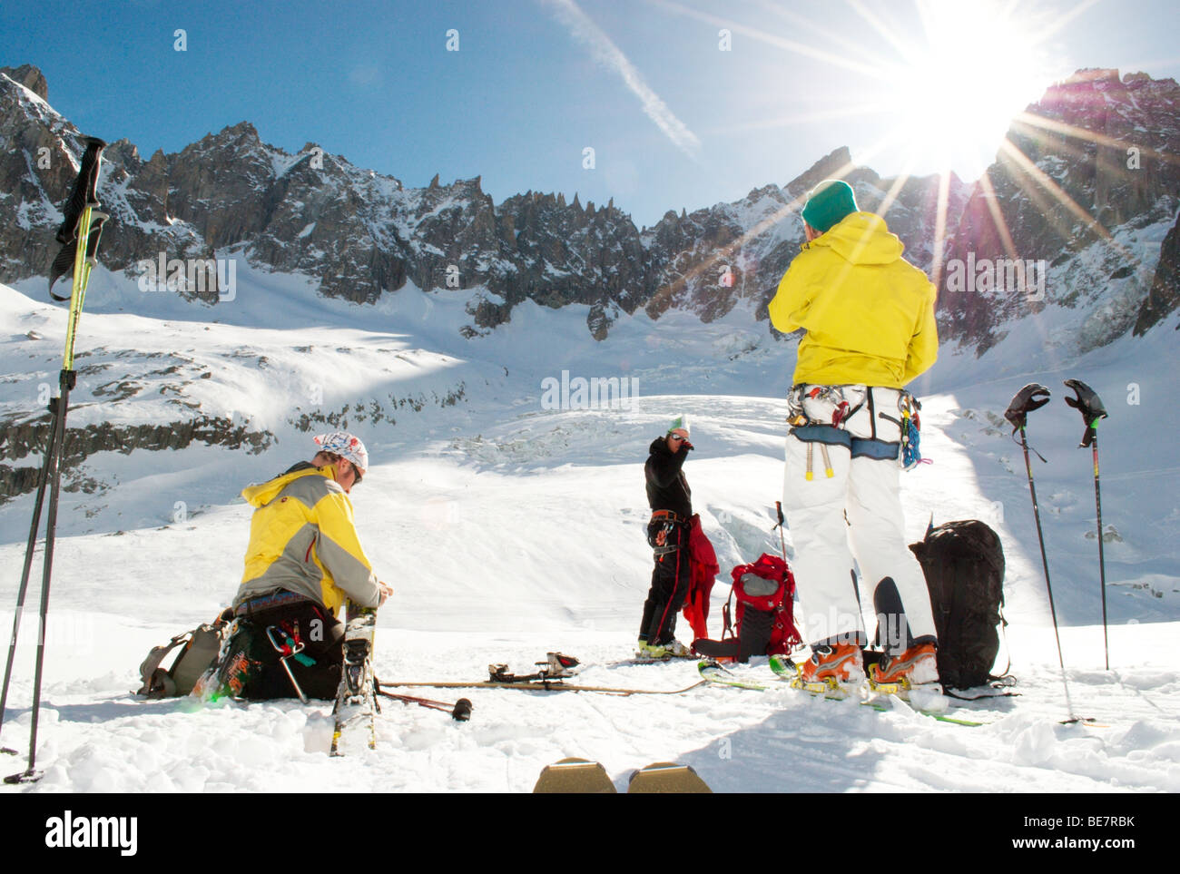 Ski tourer in pausa la regolazione marcia a Salle Manger su Vallee Blanche, Chamonix, Francia Foto Stock
