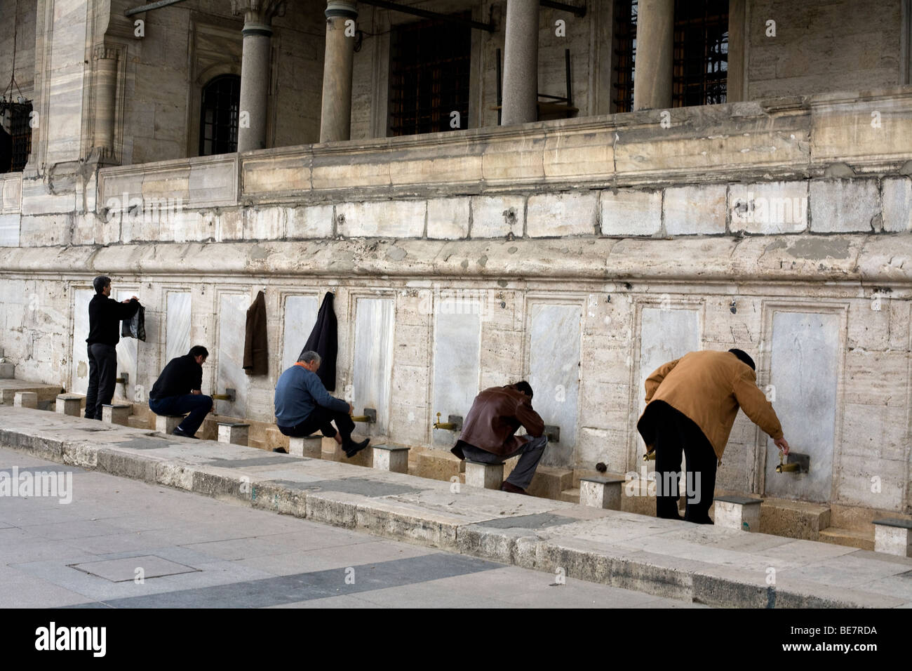 Maschio di adoratori di lavarli prima di preghiera alla moschea di Istanbul, Turchia Marzo 2009 Foto Stock