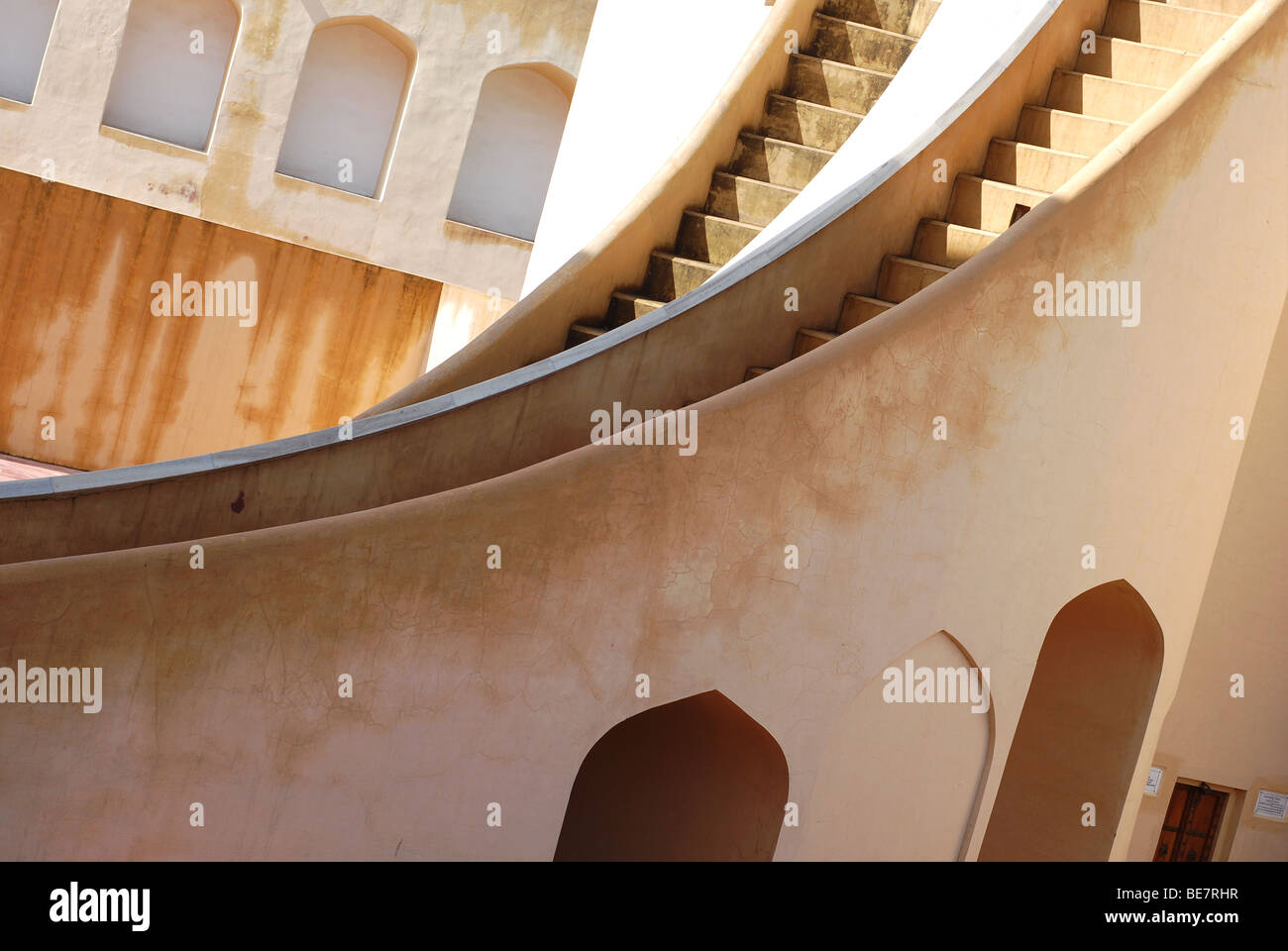 Scale di curvatura a Jantar Mantar observatory, Jaipur, India Foto Stock
