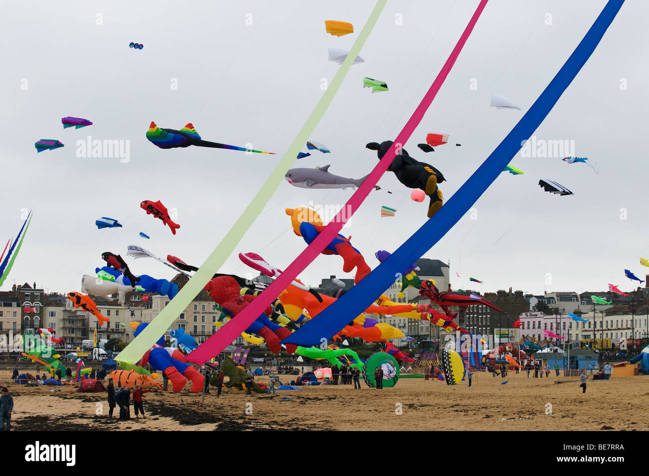 Un kite festival sulla spiaggia a Margate nel Kent. Foto Stock
