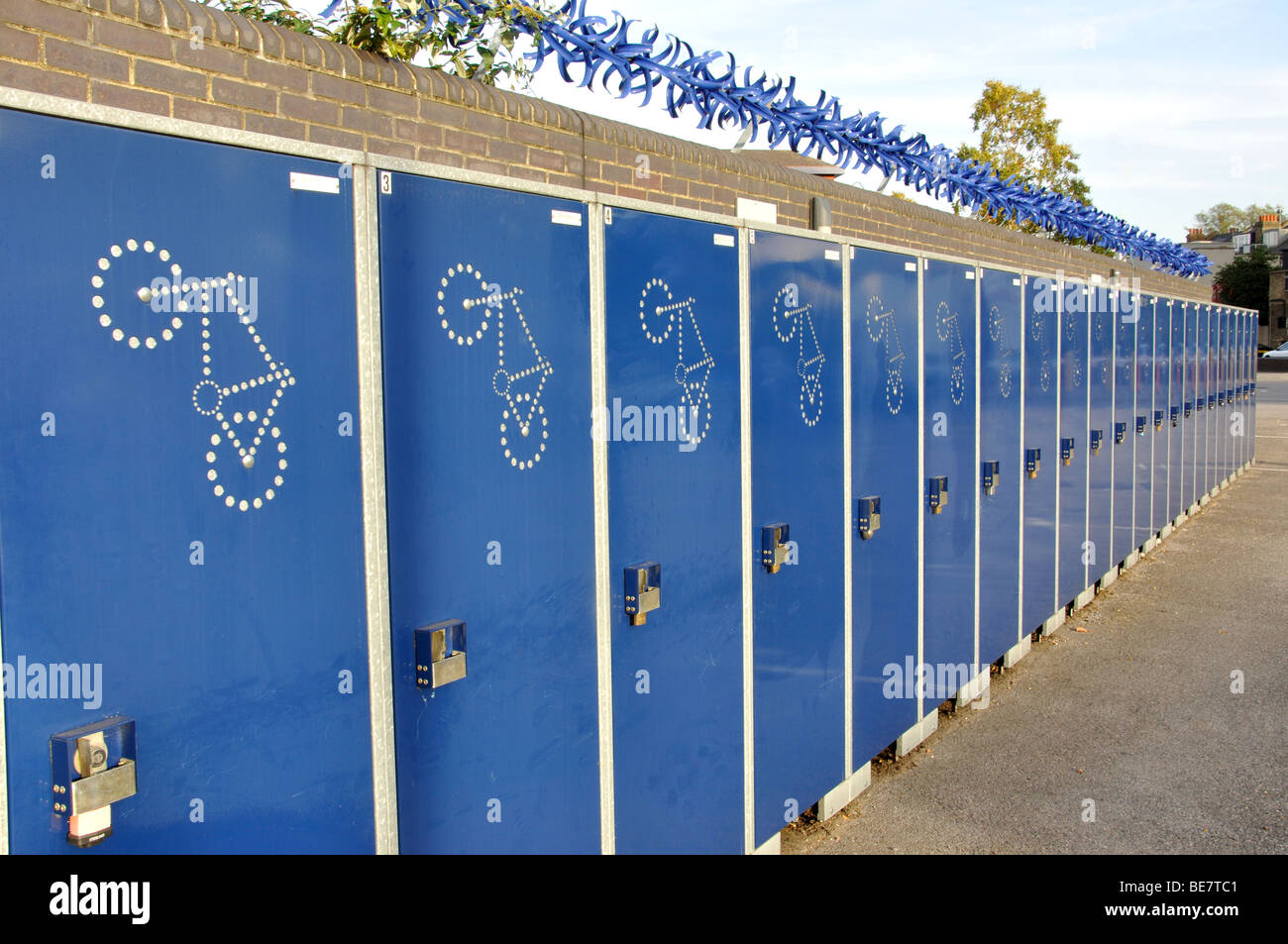 Noleggio armadietti, Chiswick Park, Chiswick, London Borough di Hounslow, Greater London, England, Regno Unito Foto Stock