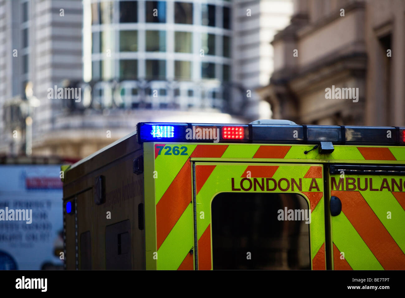 Ambulanza di emergenza del traffico di battaglie, London, England, Regno Unito, Europa Foto Stock