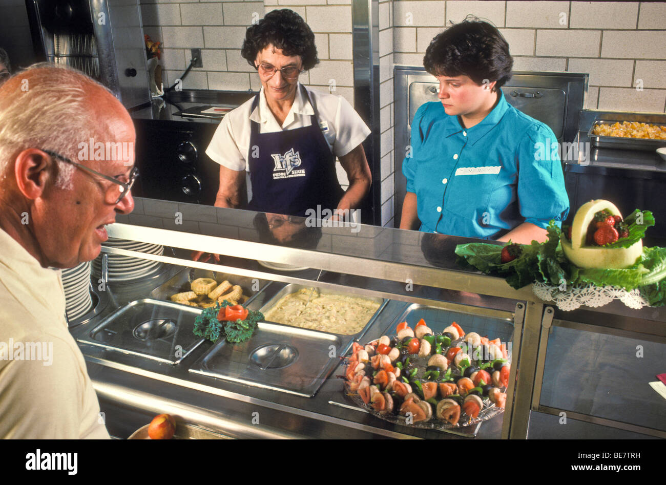 Manager con servizio di cucina dipendente nel senior citizen caff linea. Foto Stock