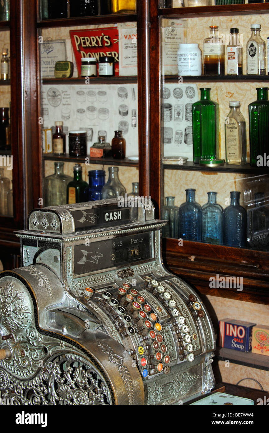 Un display storico in tini di filtrazione Yard Museum di Nottingham, Inghilterra Foto Stock