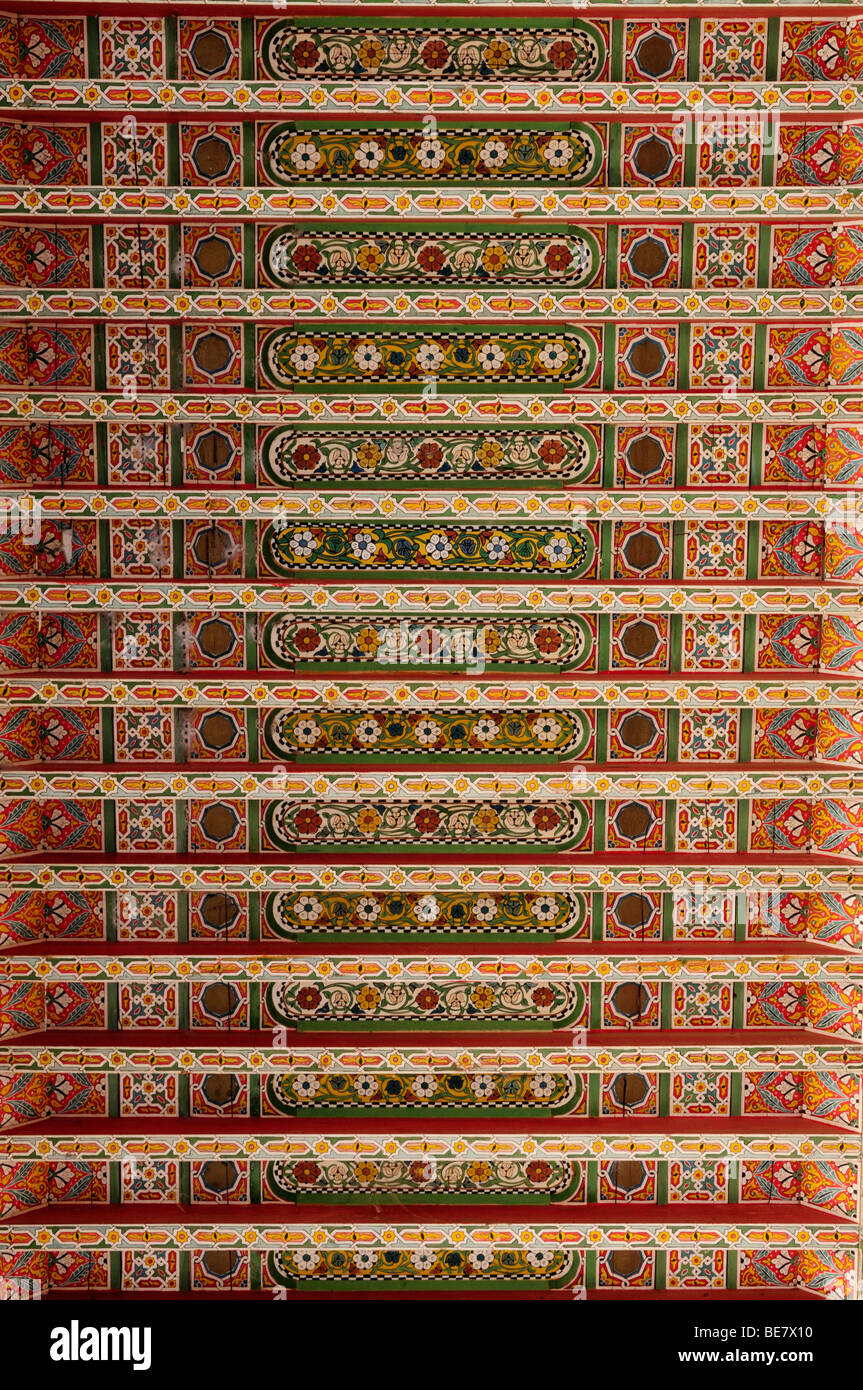 Marocco Marrakech; Palazzo Bahia; dettaglio di colorati con soffitto ligneo dipinto Foto Stock