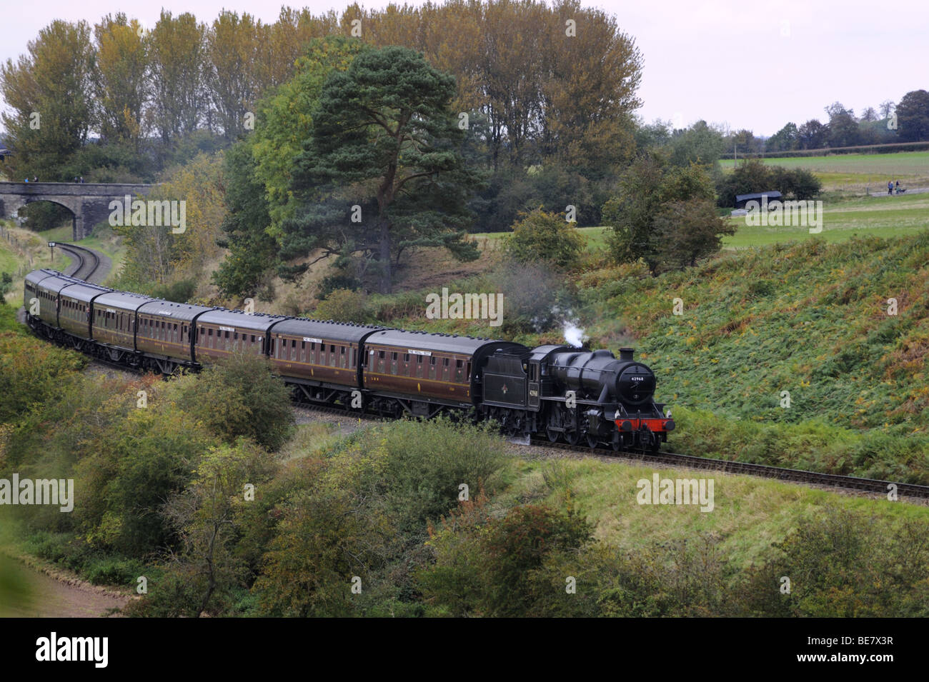 Motore a vapore tira un autunno di treno sulla Severn Valley Railway, vicino Bridgnorth, Shropshire Foto Stock