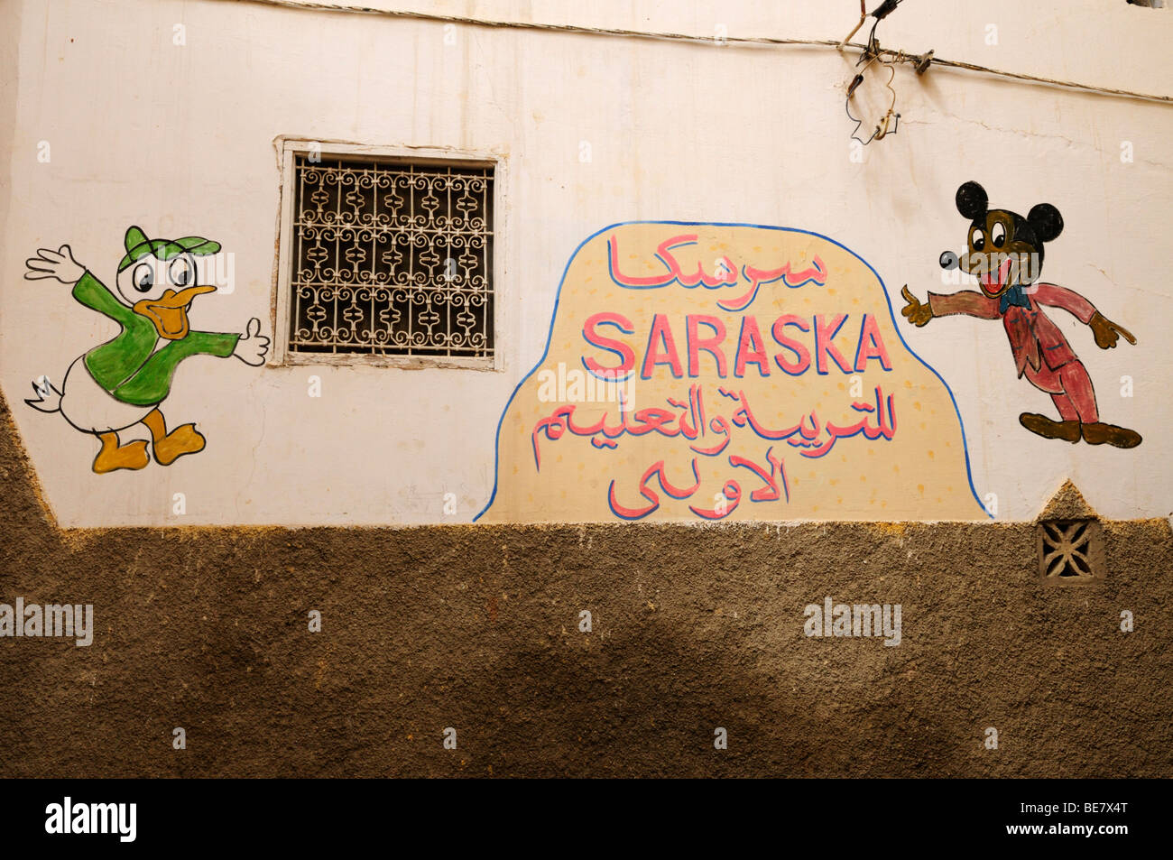Il Marocco; Meknes; Medina; Street murale con i Personaggi Disney Foto Stock