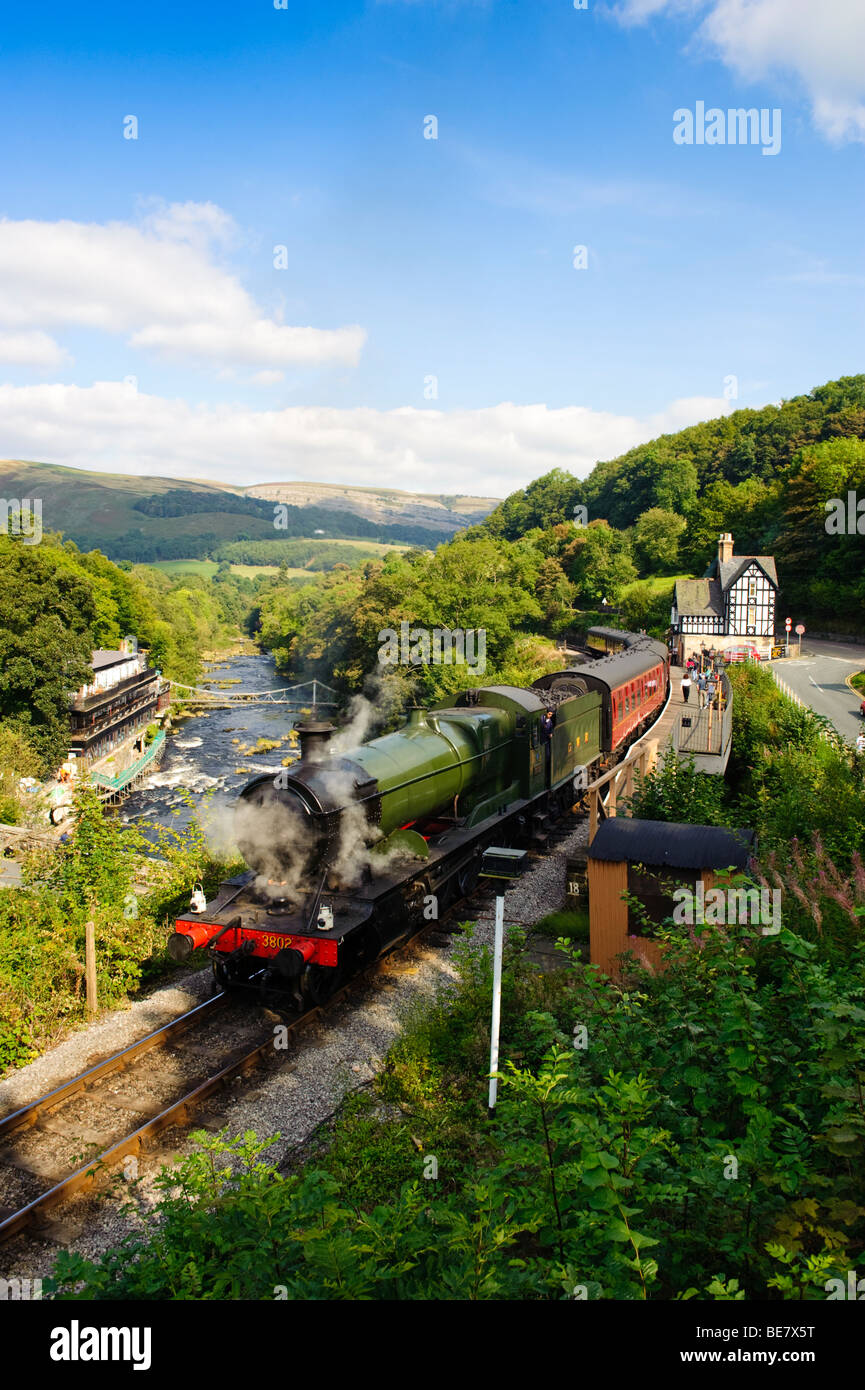 GWR treno a vapore sul restaurato Llangollen Railway heritage linea turistica a Berwyn stazione per le Dee Valley North WalesUK Foto Stock