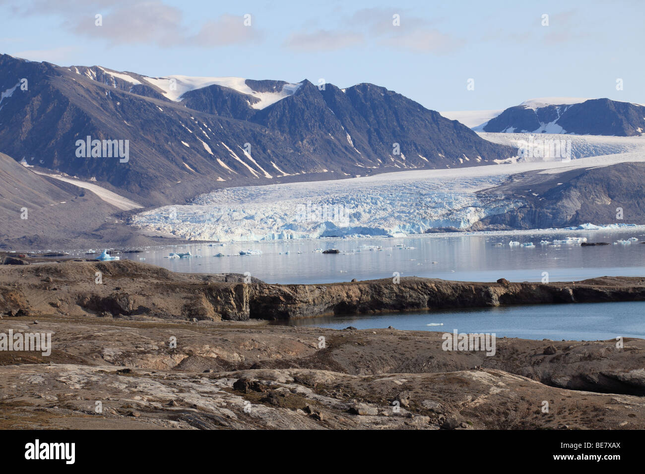Fusione di ghiaccio del ghiacciaio galleggiante nel fiordo Kongs Svalbard Foto Stock