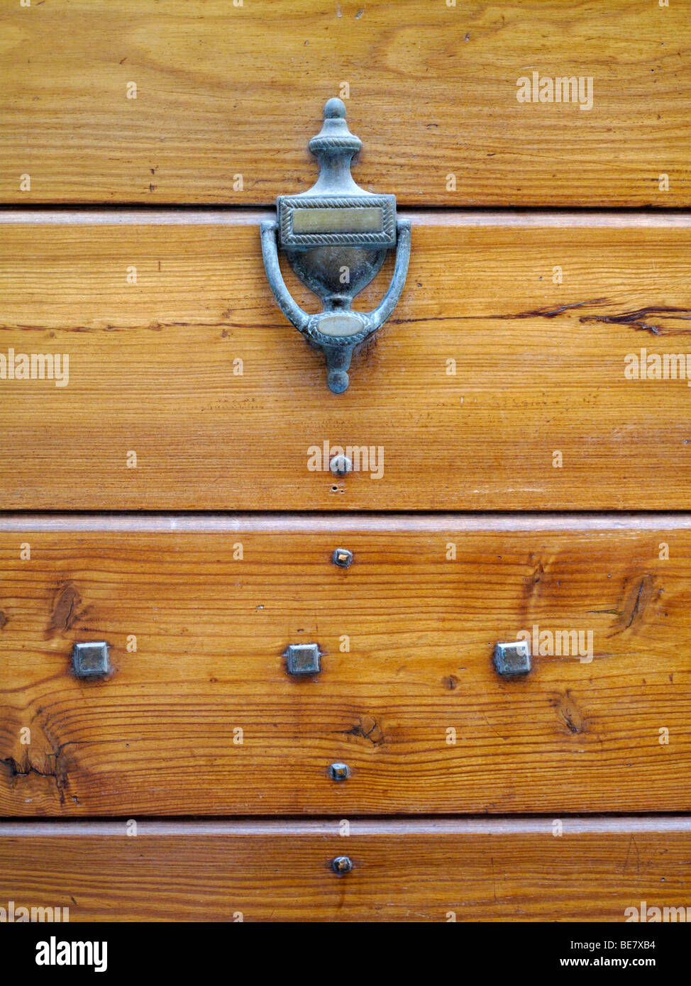 Una porta ornata respingente su una porta di legno a Pirano in Slovenia Foto Stock