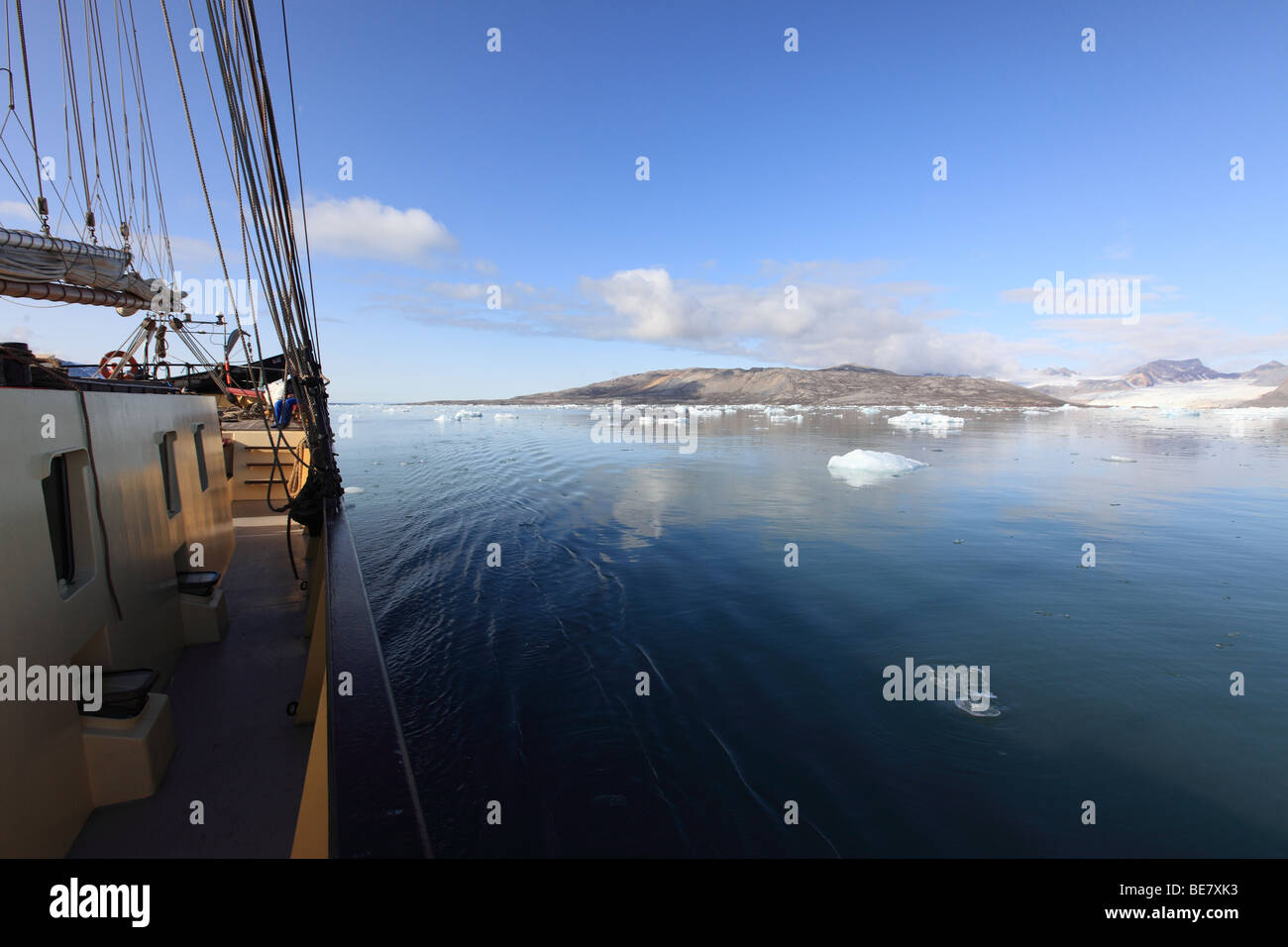 Fusione di ghiaccio del ghiacciaio galleggiante nel fiordo Kongs Svalbard Foto Stock
