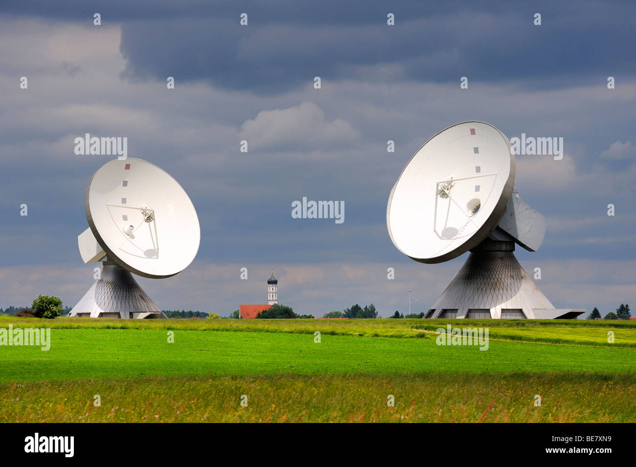 Antenne paraboliche a Erdfunkstelle, stazione per la radio e la televisione e la comunicazione dei dati con la guglia di san Remigius Foto Stock