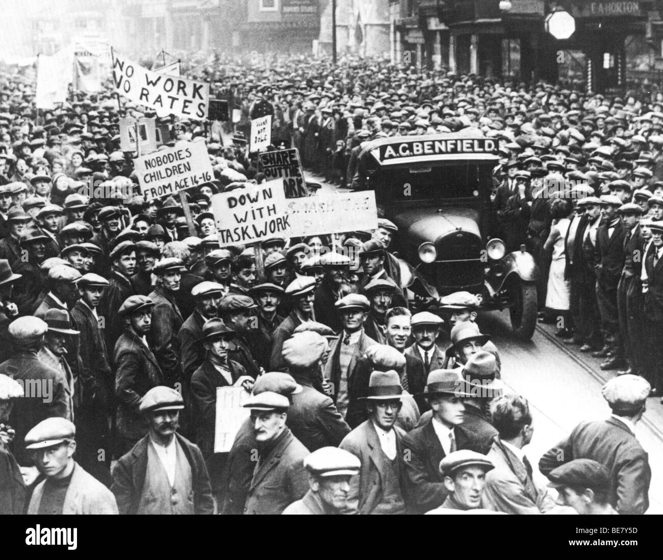 SOUTHAMPTON dock lavoratori nel 1932 protesta circa le condizioni di lavoro di quelle abbastanza fortunati da avere un posto di lavoro Foto Stock