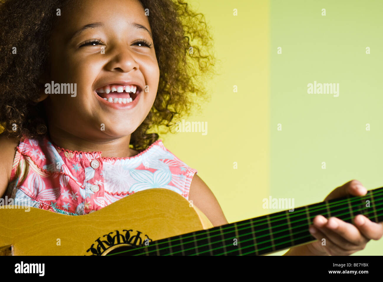 Bambina a suonare la chitarra Foto Stock